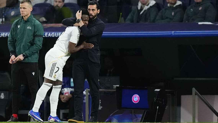 凤凰体育平台-1球3助+全场最佳！维尼修斯击碎质疑，伯纳乌从嘘声变掌声|皇马|阿韦洛亚|基利安·姆巴佩|欧冠|维尼修斯-西尔维斯特雷_新浪体育_新浪新闻