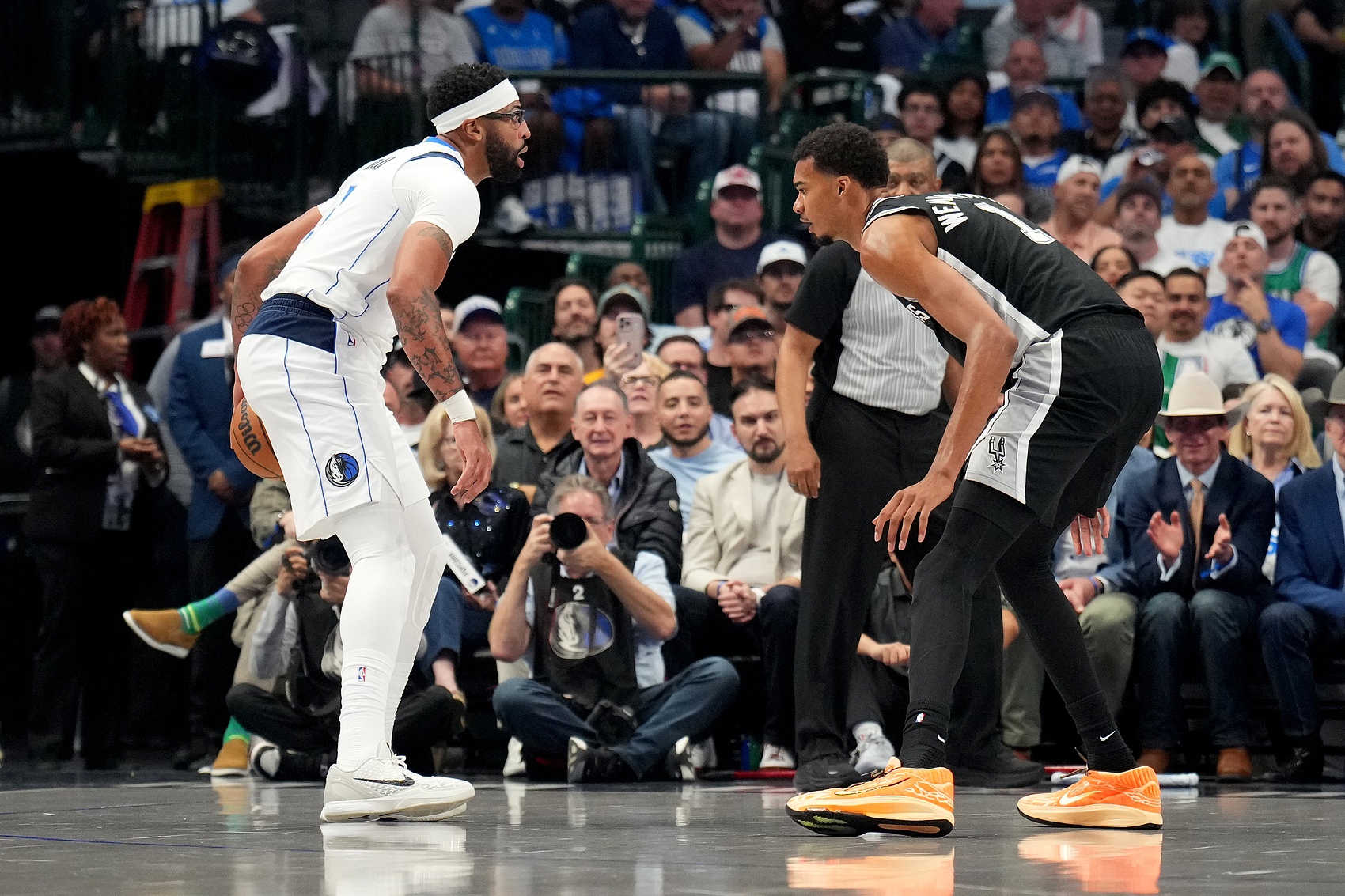 凤凰体育APP-浓眉和文班生涯第三年数据相近 美媒感慨：联盟本该属于浓眉的